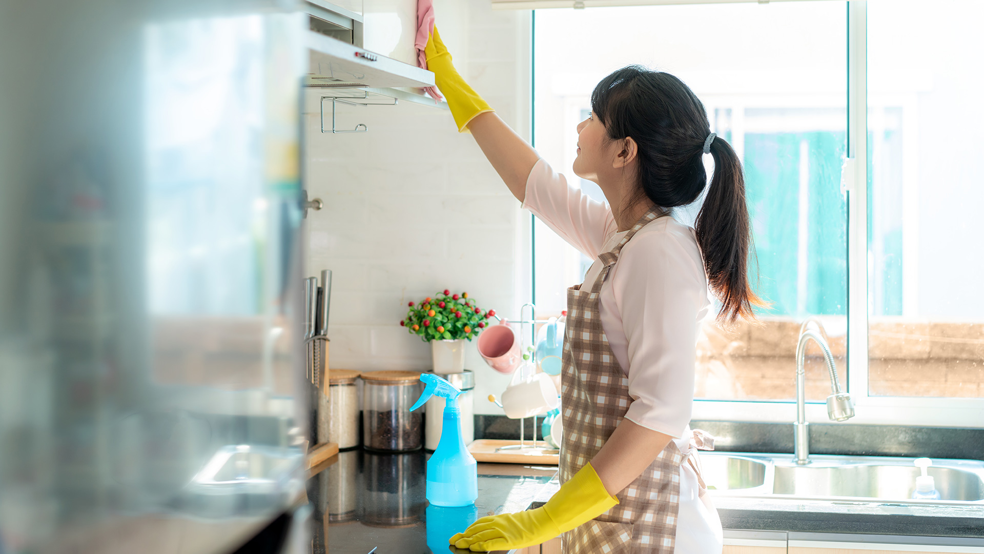 au pair thailand cleaning kitchen